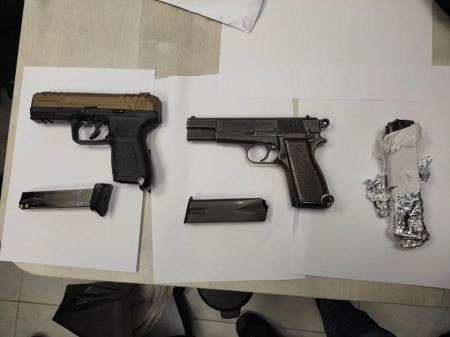 اغلاق محل تجاري في كفركنا بعد العثور على مسدسين